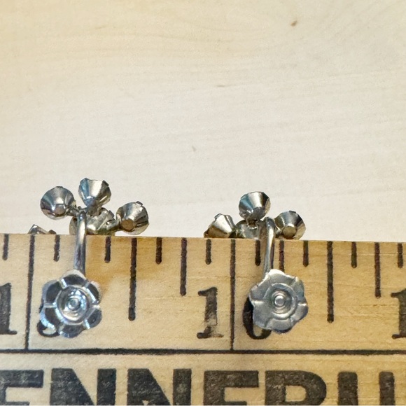 Vintage Gorgeous Aqua Blue Rhinestone Earrings Screw Back Cluster Earrings - Picture 7 of 10